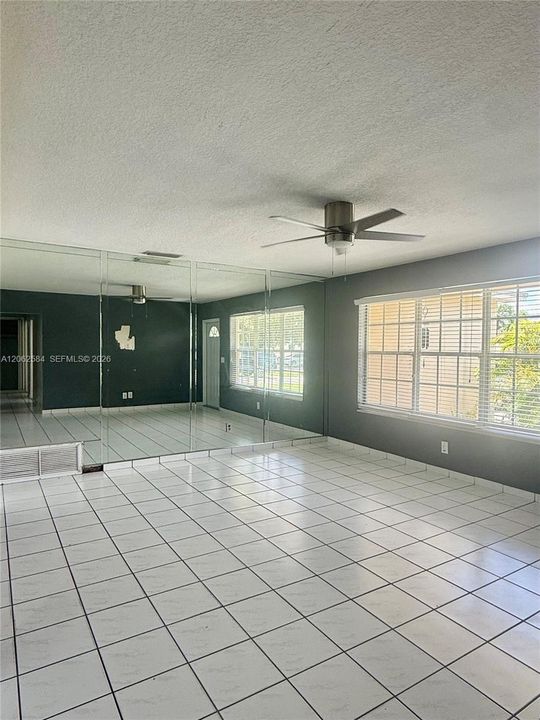 For Rent: $3,499 (5 beds, 2 baths, 1911 Square Feet)