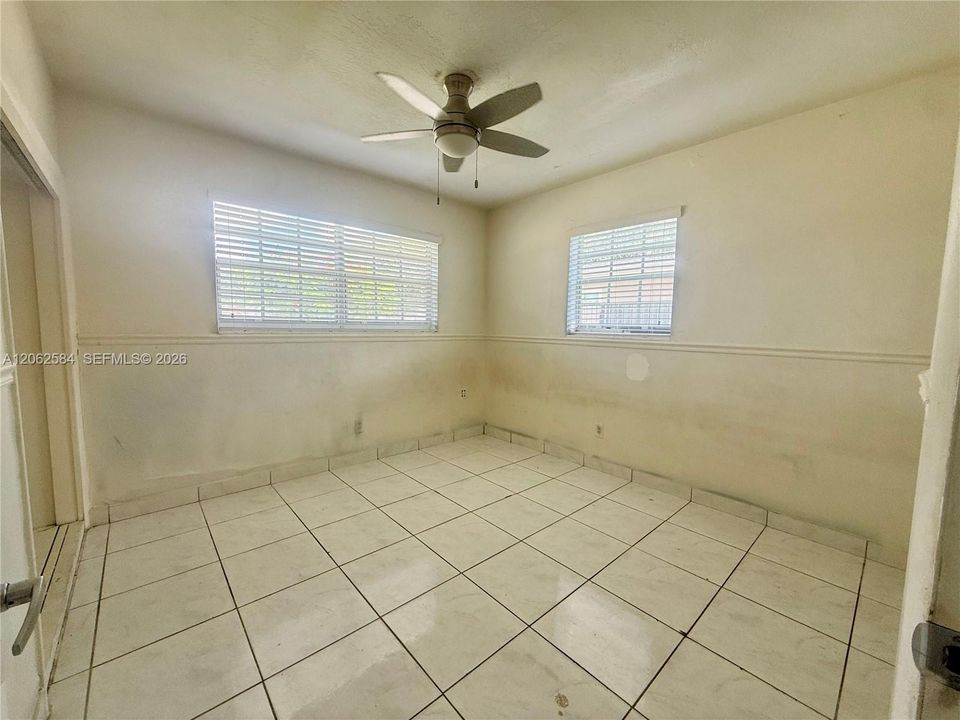 For Rent: $3,499 (5 beds, 2 baths, 1911 Square Feet)