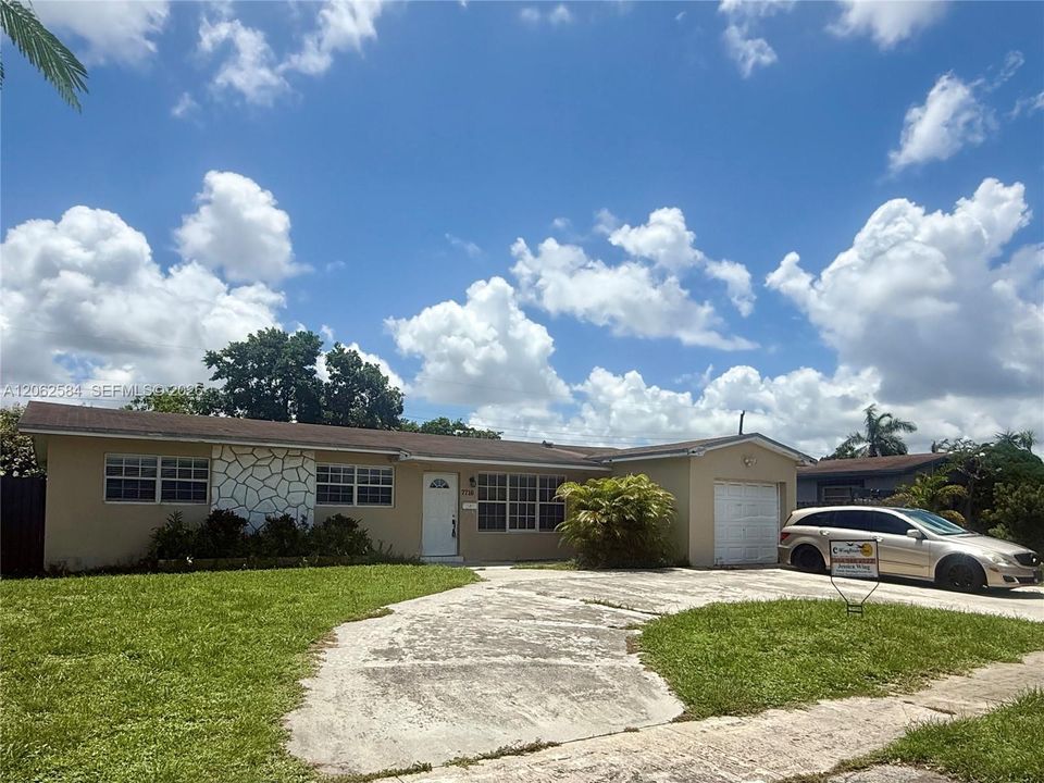 For Rent: $3,499 (5 beds, 2 baths, 1911 Square Feet)