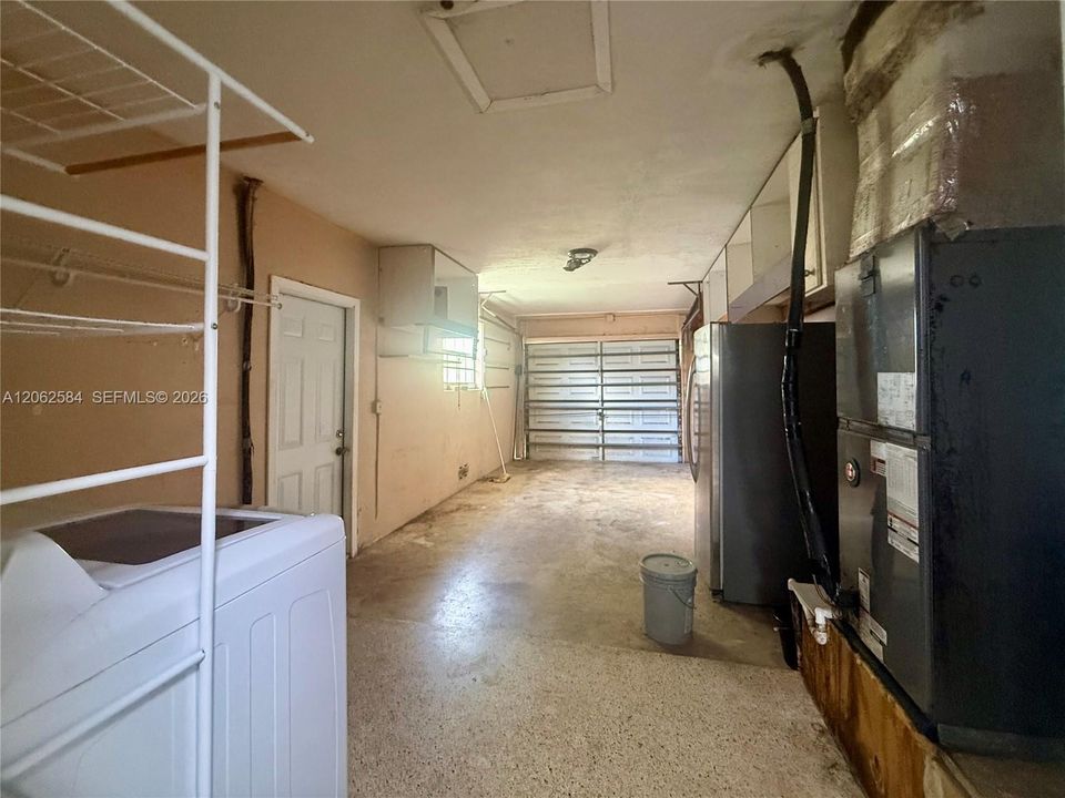For Rent: $3,499 (5 beds, 2 baths, 1911 Square Feet)