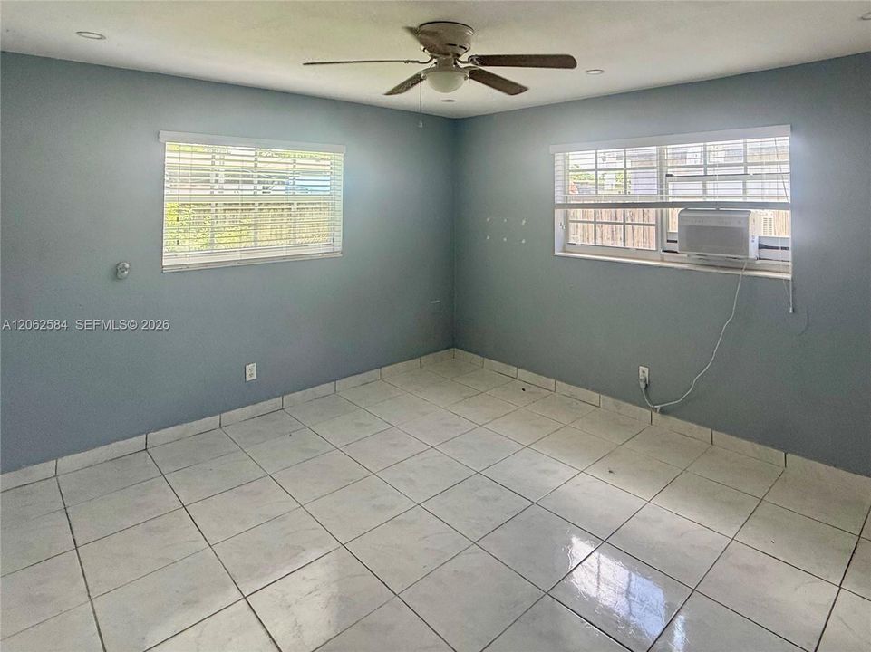 For Rent: $3,499 (5 beds, 2 baths, 1911 Square Feet)