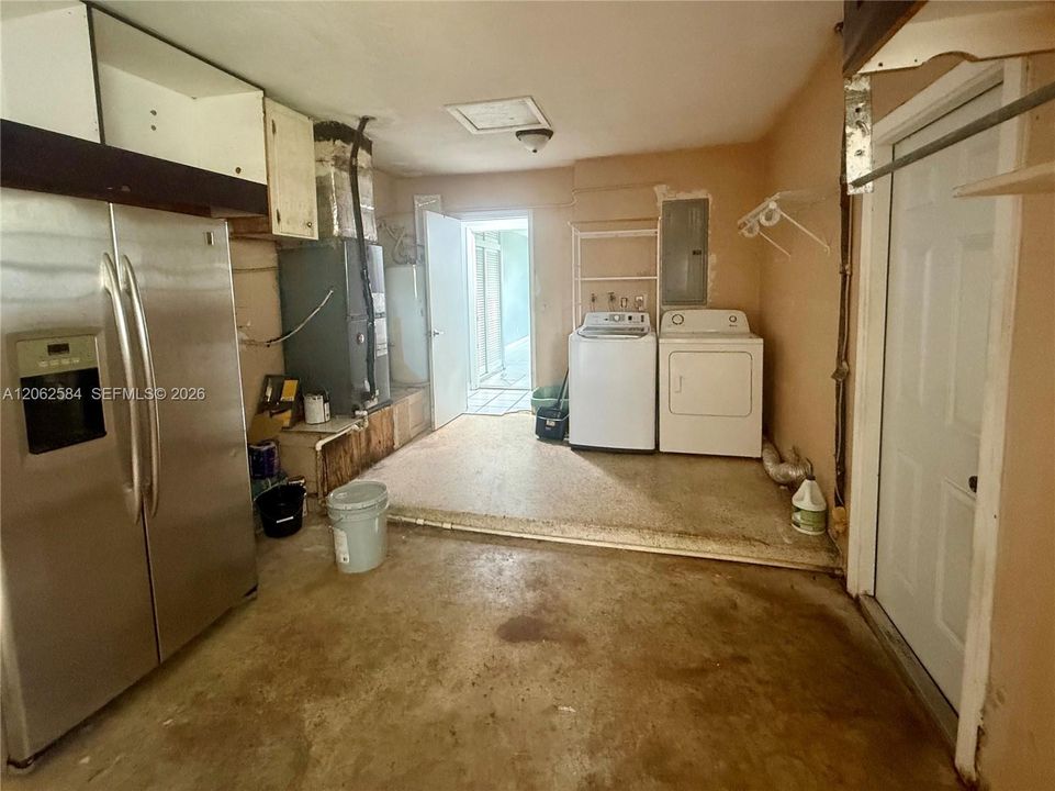 For Rent: $3,499 (5 beds, 2 baths, 1911 Square Feet)