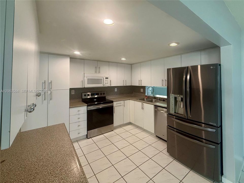 For Rent: $3,499 (5 beds, 2 baths, 1911 Square Feet)