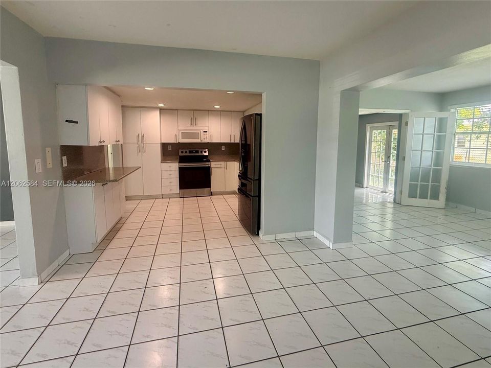 For Rent: $3,499 (5 beds, 2 baths, 1911 Square Feet)