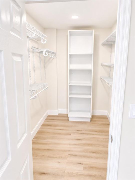 6-walk in closet