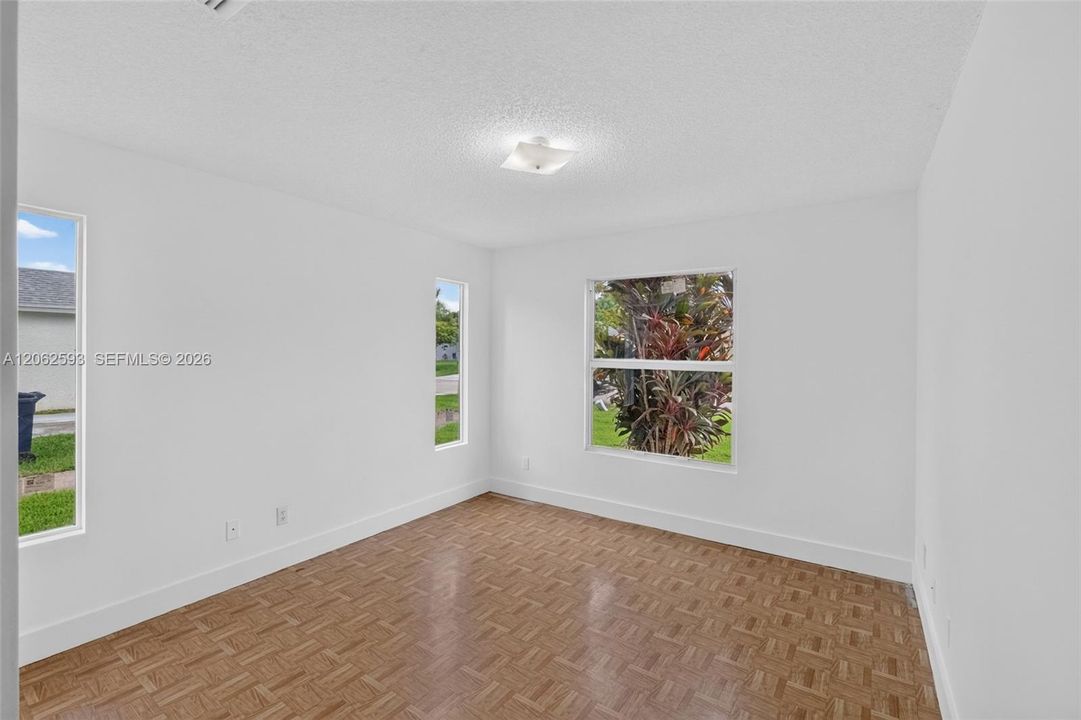 En Venta: $345,000 (3 camas, 2 baños, 840 Pies cuadrados)