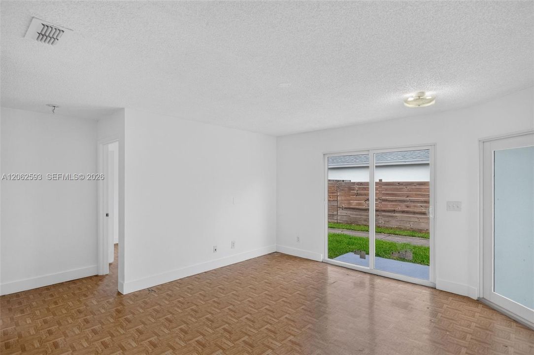 En Venta: $345,000 (3 camas, 2 baños, 840 Pies cuadrados)