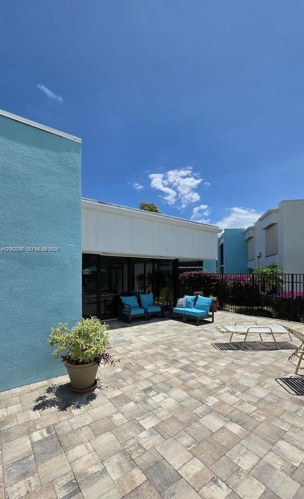 For Sale: $320,000 (2 beds, 2 baths, 1056 Square Feet)