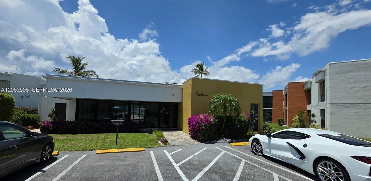 For Sale: $320,000 (2 beds, 2 baths, 1056 Square Feet)