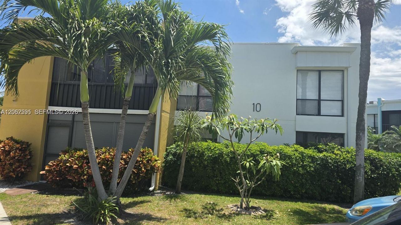 For Sale: $320,000 (2 beds, 2 baths, 1056 Square Feet)