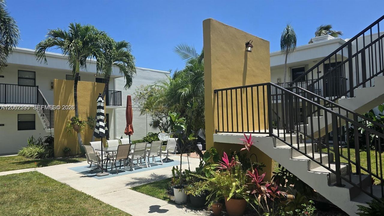 For Sale: $320,000 (2 beds, 2 baths, 1056 Square Feet)