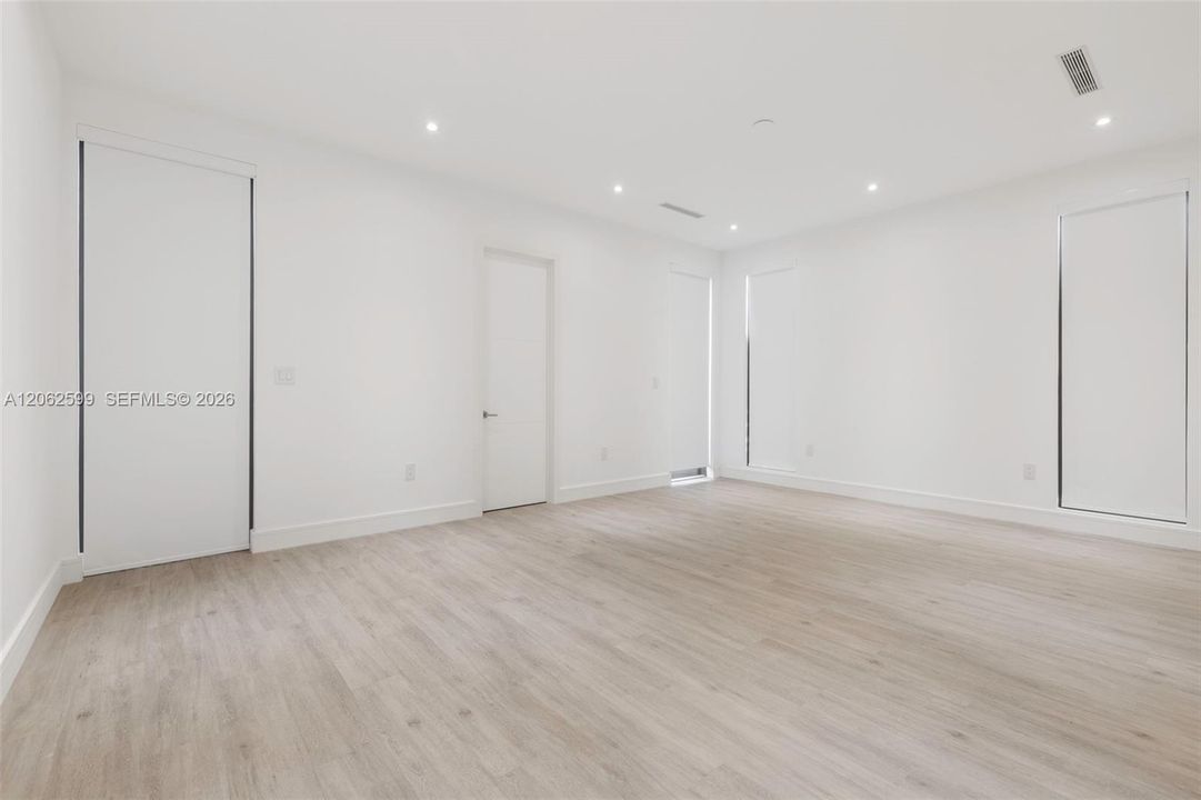 For Rent: $16,000 (5 beds, 5 baths, 4089 Square Feet)