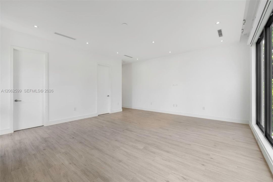 For Rent: $16,000 (5 beds, 5 baths, 4089 Square Feet)