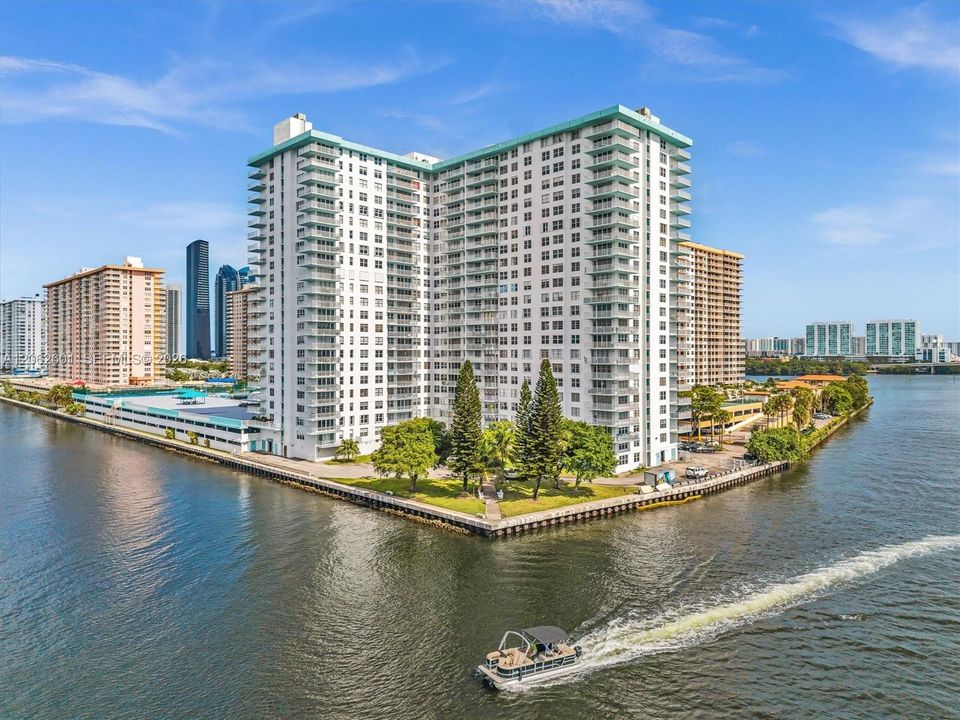 На продажу: $299,000 (1 спален, 1 ванн, 1104 Квадратных фут)