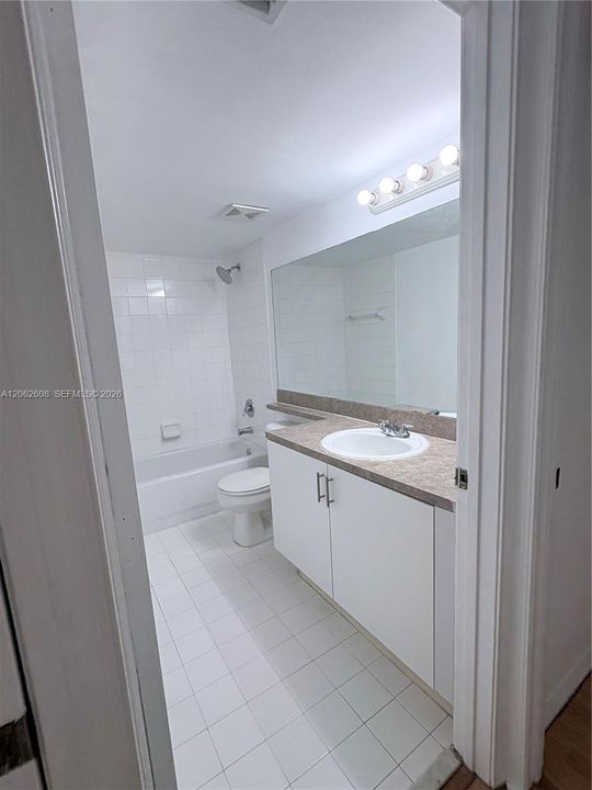 В аренду: $2,400 (2 спален, 2 ванн, 1065 Квадратных фут)