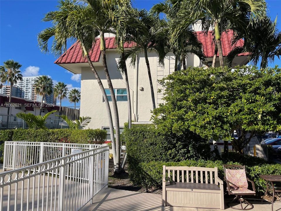 For Rent: $1,850 (1 beds, 1 baths, 700 Square Feet)