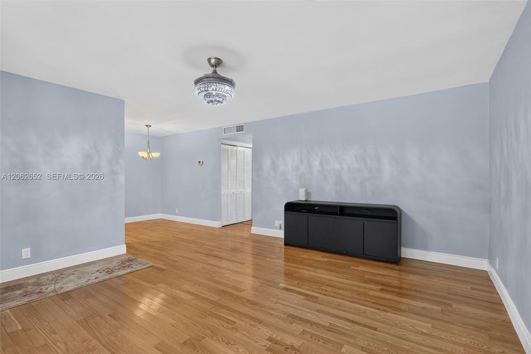 En Venta: $345,000 (2 camas, 2 baños, 910 Pies cuadrados)