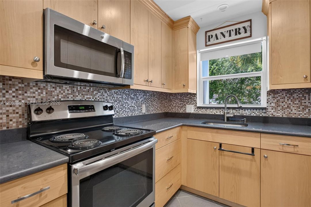 En Venta: $345,000 (2 camas, 2 baños, 910 Pies cuadrados)