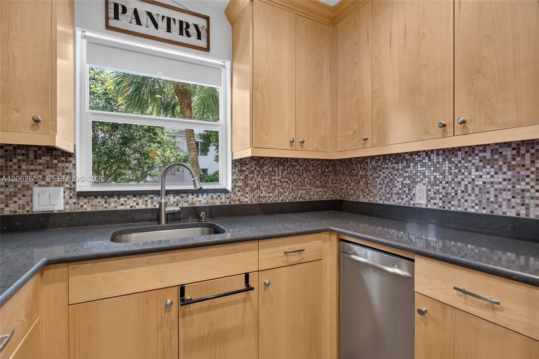 En Venta: $345,000 (2 camas, 2 baños, 910 Pies cuadrados)
