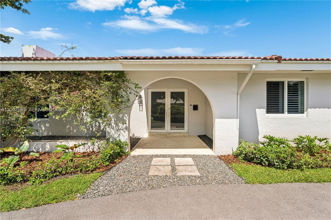 For Sale: $1,595,000 (4 beds, 2 baths, 2324 Square Feet)