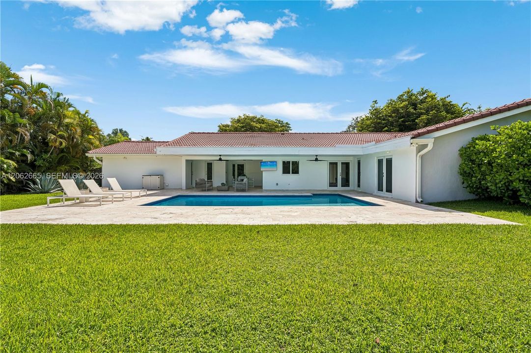 For Sale: $1,595,000 (4 beds, 2 baths, 2324 Square Feet)