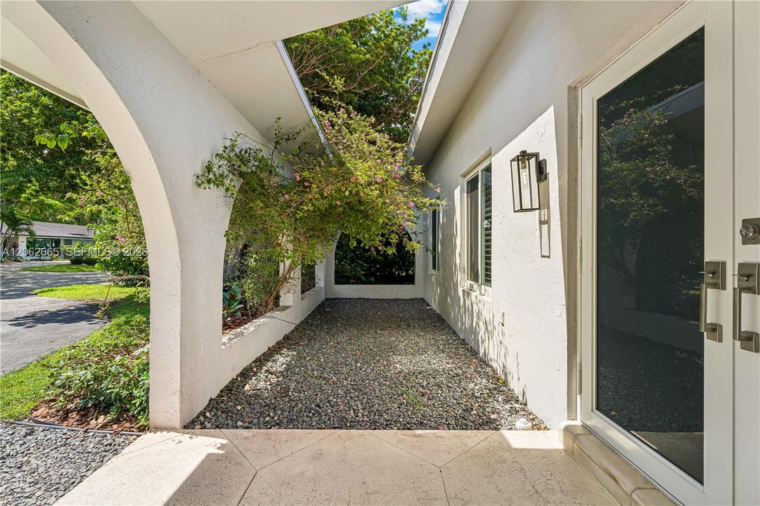For Sale: $1,595,000 (4 beds, 2 baths, 2324 Square Feet)
