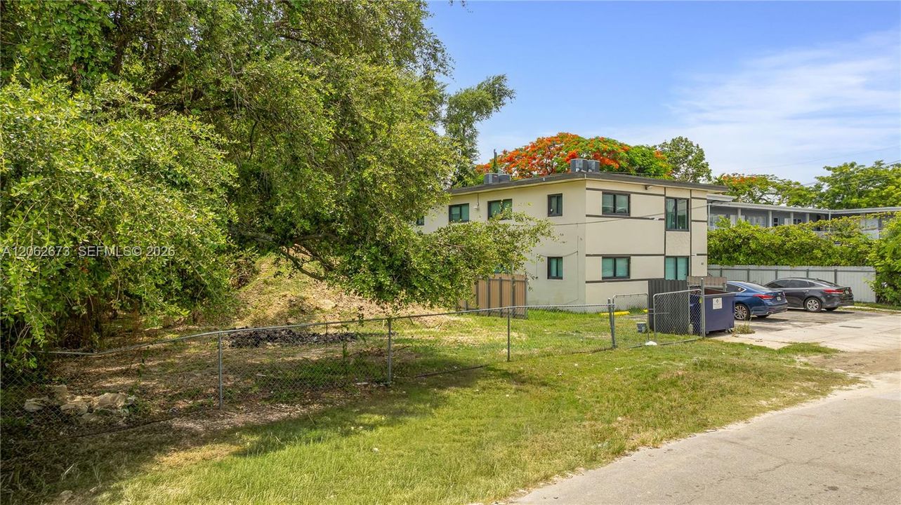 На продажу: $449,000 (0.12 acres)