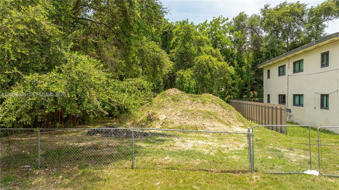 На продажу: $449,000 (0.12 acres)