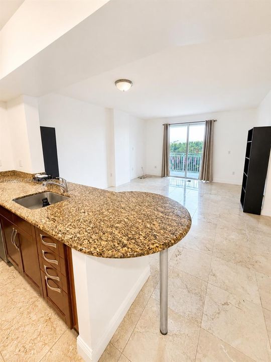 For Rent: $2,300 (1 beds, 1 baths, 782 Square Feet)