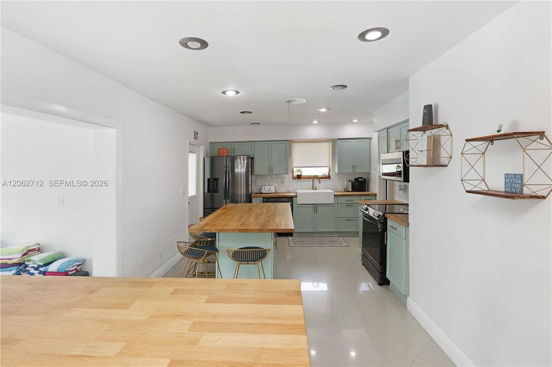 En Venta: $925,000 (3 camas, 2 baños, 1751 Pies cuadrados)