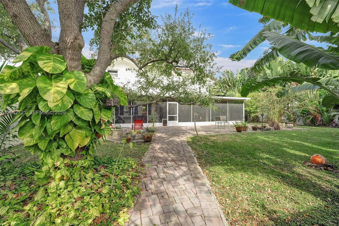 En Venta: $1,350,000 (5 camas, 3 baños, 2827 Pies cuadrados)