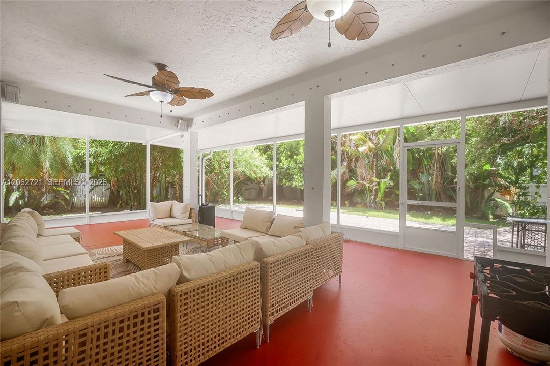 En Venta: $1,350,000 (5 camas, 3 baños, 2827 Pies cuadrados)