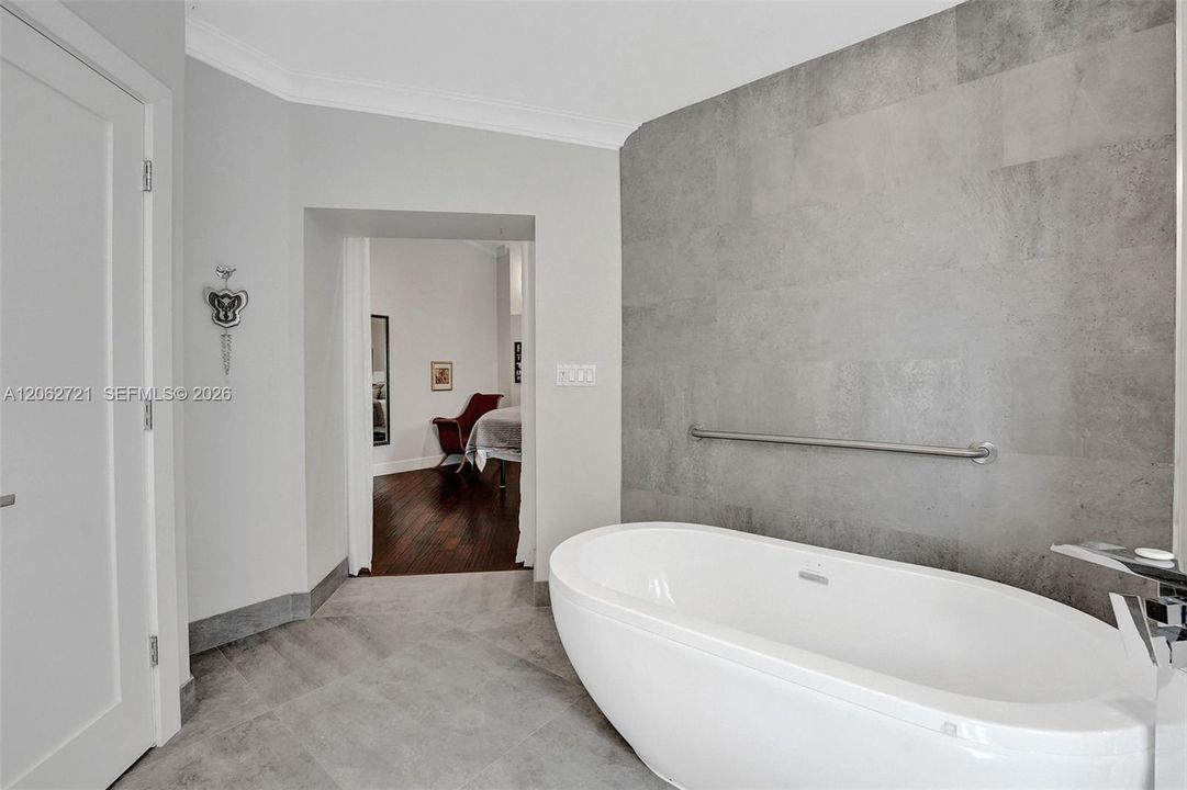 En Venta: $1,350,000 (5 camas, 3 baños, 2827 Pies cuadrados)