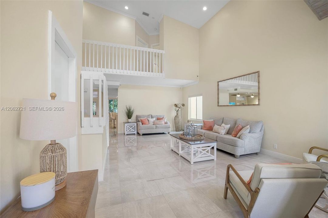 En Venta: $1,350,000 (5 camas, 3 baños, 2827 Pies cuadrados)