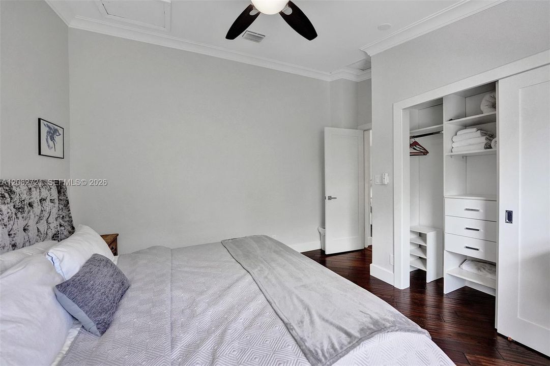 En Venta: $1,350,000 (5 camas, 3 baños, 2827 Pies cuadrados)