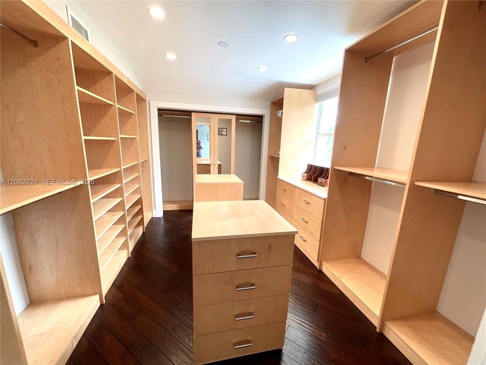 En Venta: $1,350,000 (5 camas, 3 baños, 2827 Pies cuadrados)