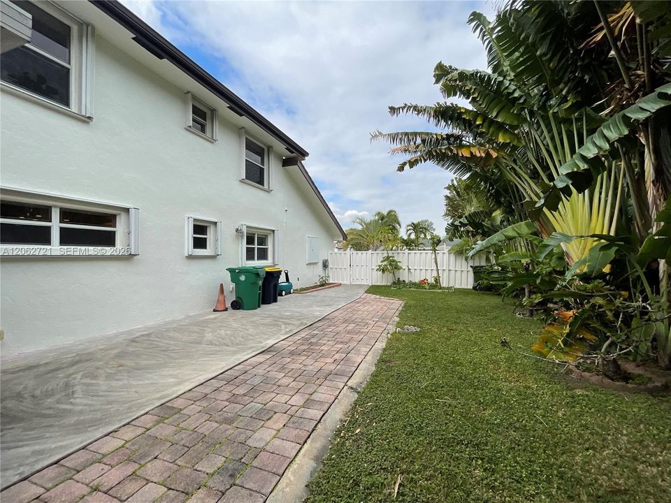 side yard can park RV/Boat
