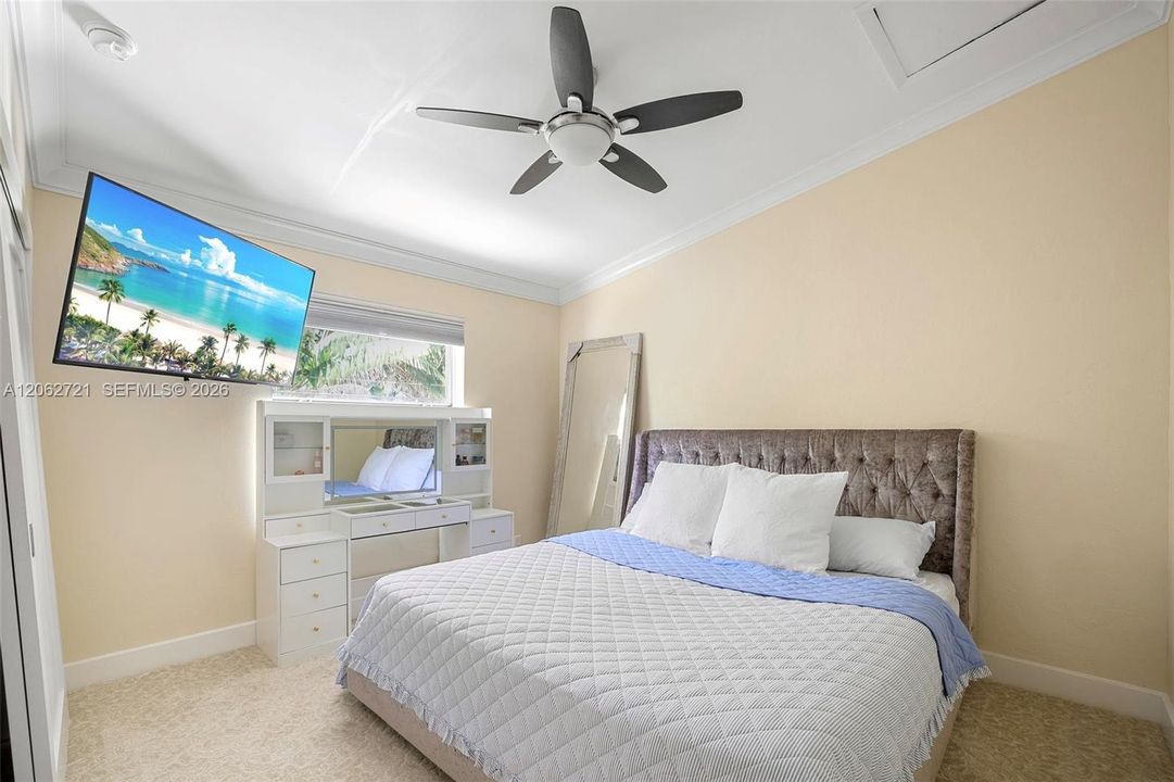 En Venta: $1,350,000 (5 camas, 3 baños, 2827 Pies cuadrados)