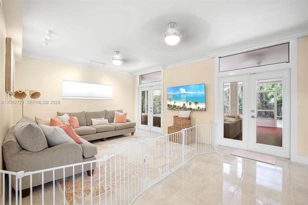 En Venta: $1,350,000 (5 camas, 3 baños, 2827 Pies cuadrados)