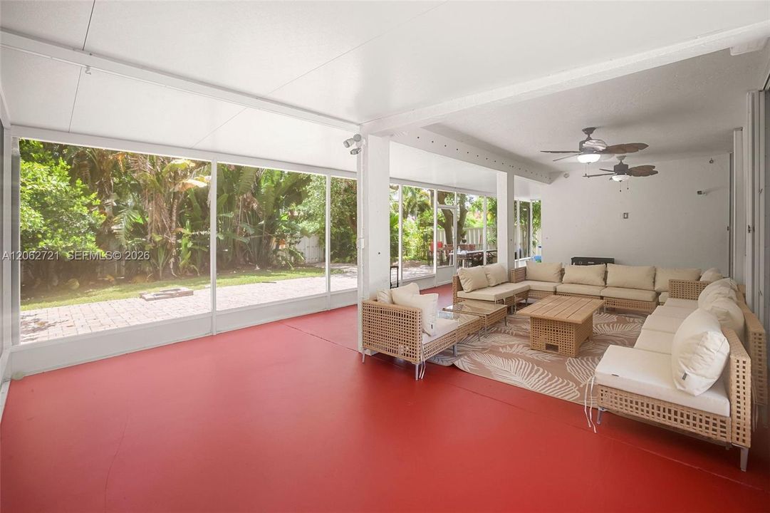 En Venta: $1,350,000 (5 camas, 3 baños, 2827 Pies cuadrados)