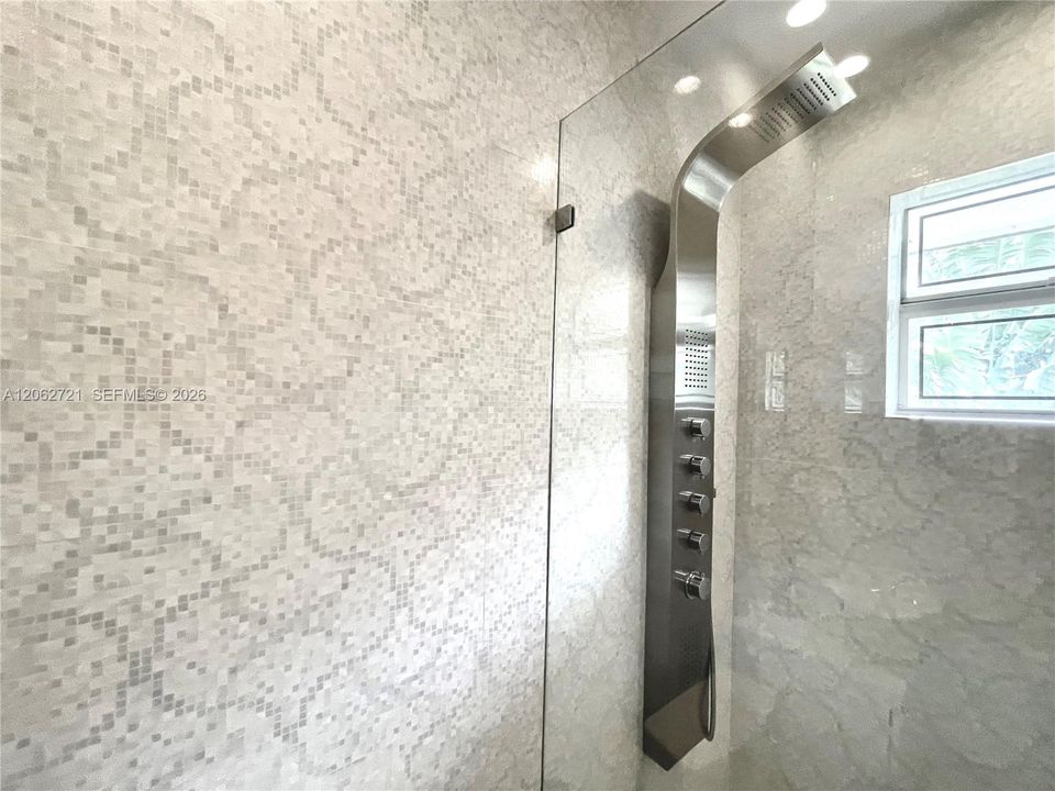 En Venta: $1,350,000 (5 camas, 3 baños, 2827 Pies cuadrados)