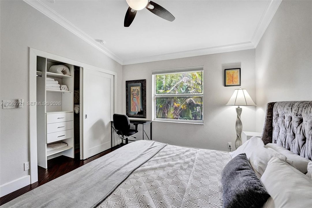 En Venta: $1,350,000 (5 camas, 3 baños, 2827 Pies cuadrados)