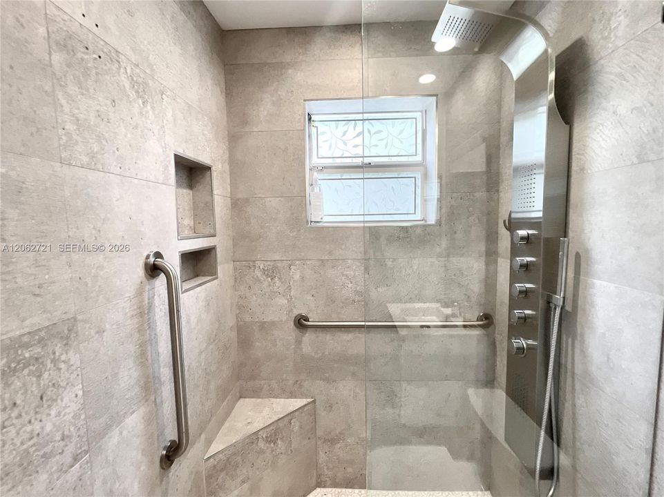 En Venta: $1,350,000 (5 camas, 3 baños, 2827 Pies cuadrados)