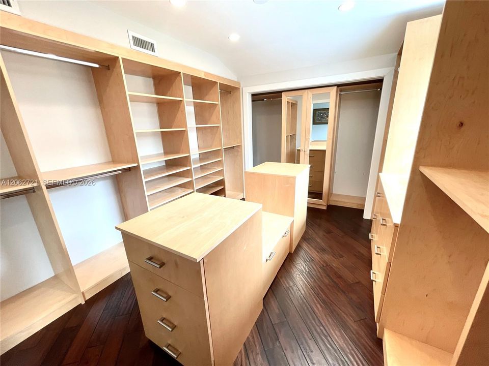 En Venta: $1,350,000 (5 camas, 3 baños, 2827 Pies cuadrados)