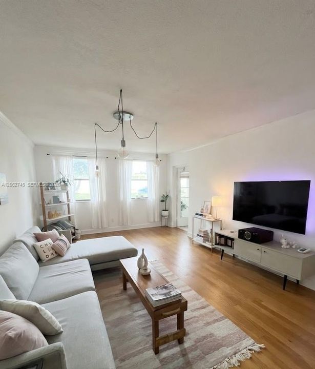На продажу: $299,990 (2 спален, 2 ванн, 992 Квадратных фут)