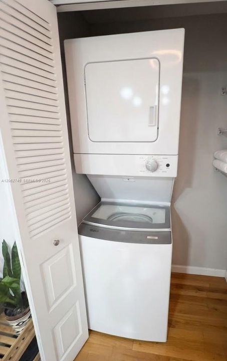 На продажу: $299,990 (2 спален, 2 ванн, 992 Квадратных фут)