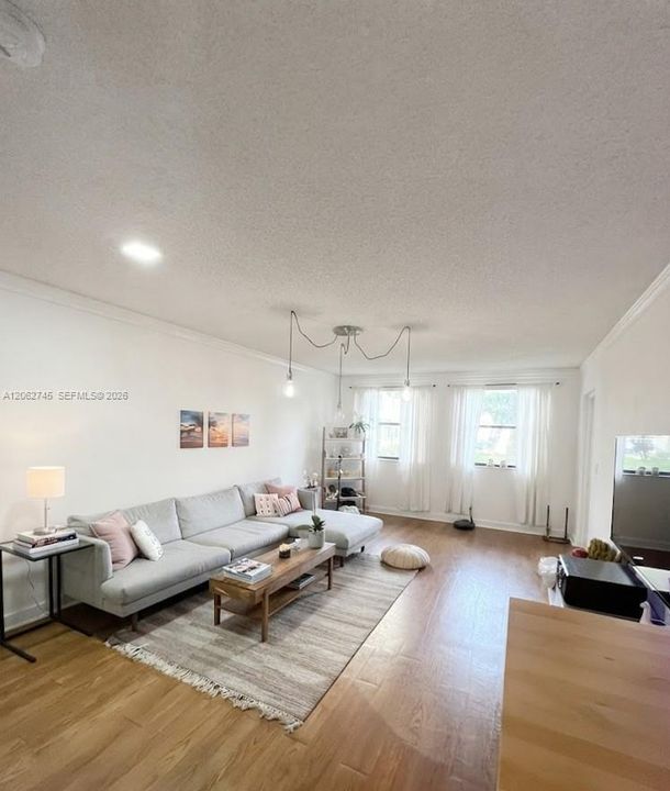 На продажу: $299,990 (2 спален, 2 ванн, 992 Квадратных фут)