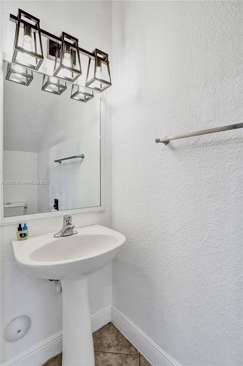 На продажу: $314,900 (2 спален, 2 ванн, 1294 Квадратных фут)