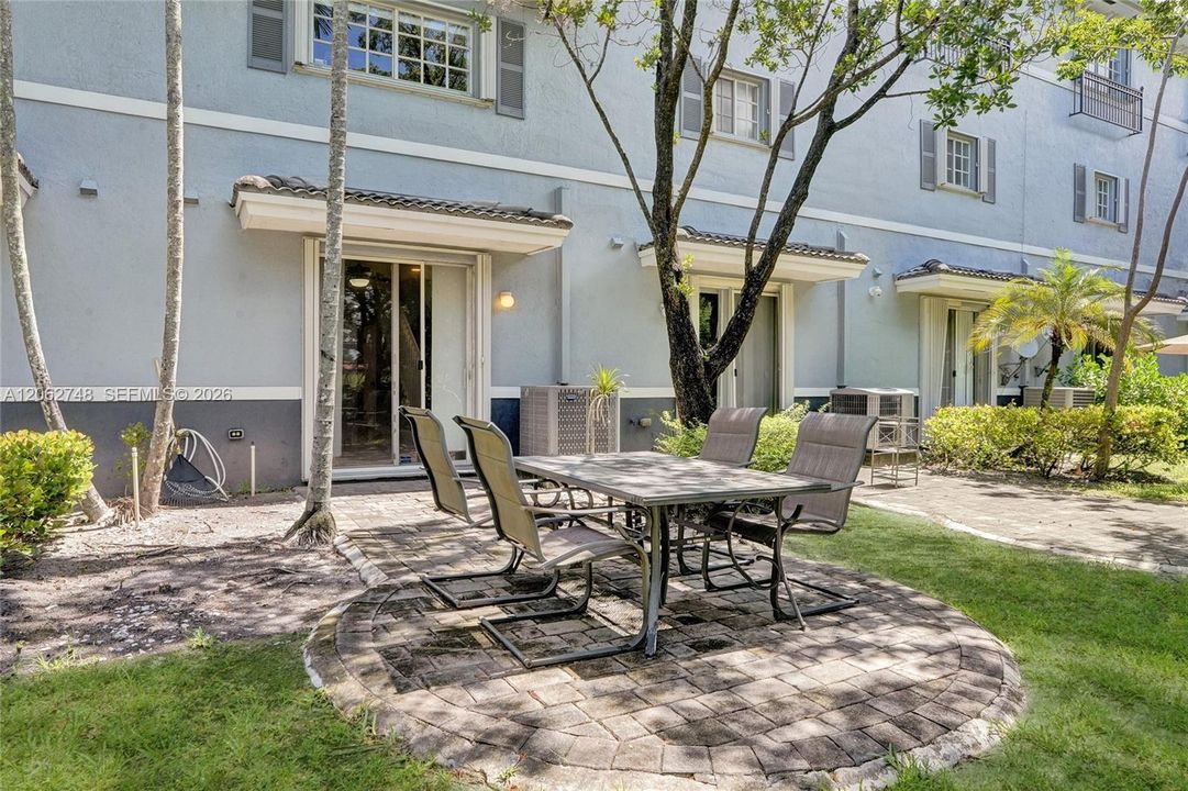 На продажу: $314,900 (2 спален, 2 ванн, 1294 Квадратных фут)