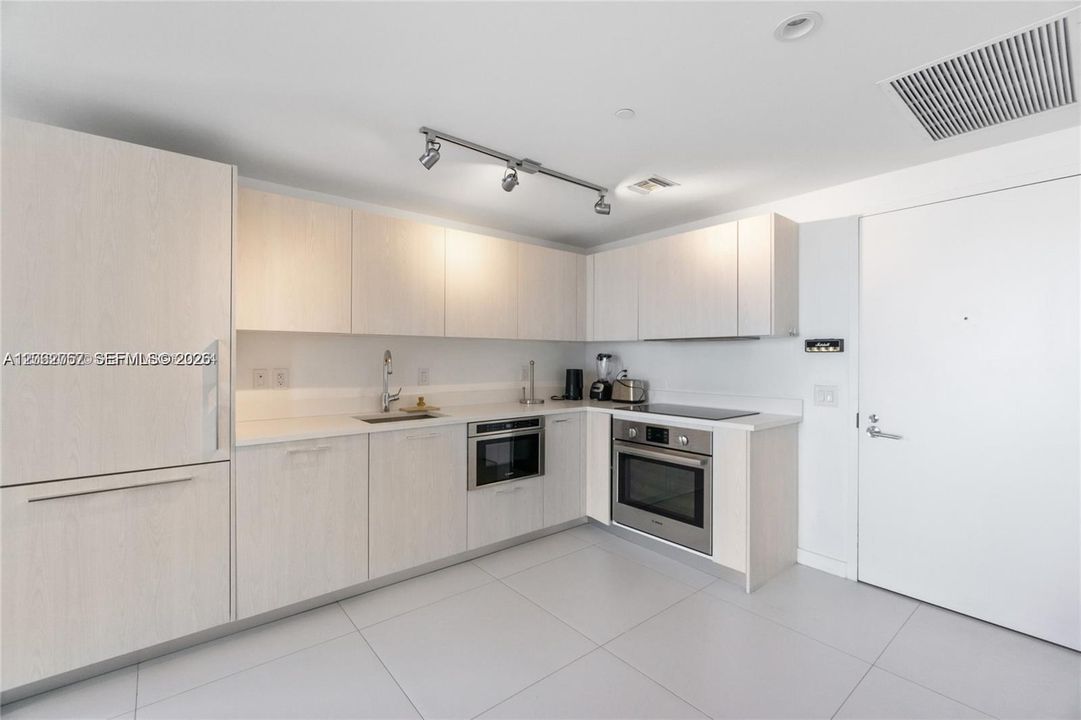 На продажу: $629,000 (2 спален, 2 ванн, 944 Квадратных фут)